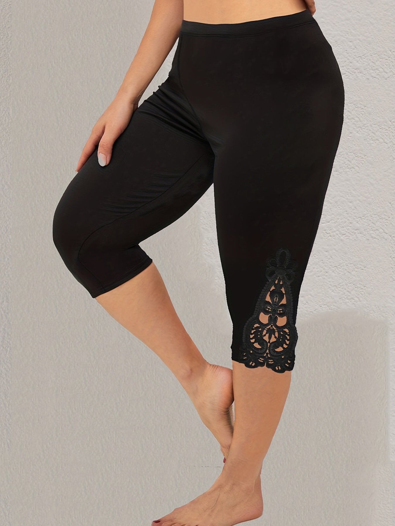 Plus Size Sports Pants, Women's Plus Plain Contrast Lace Medium Stretch Skinny Sports Capri Pants