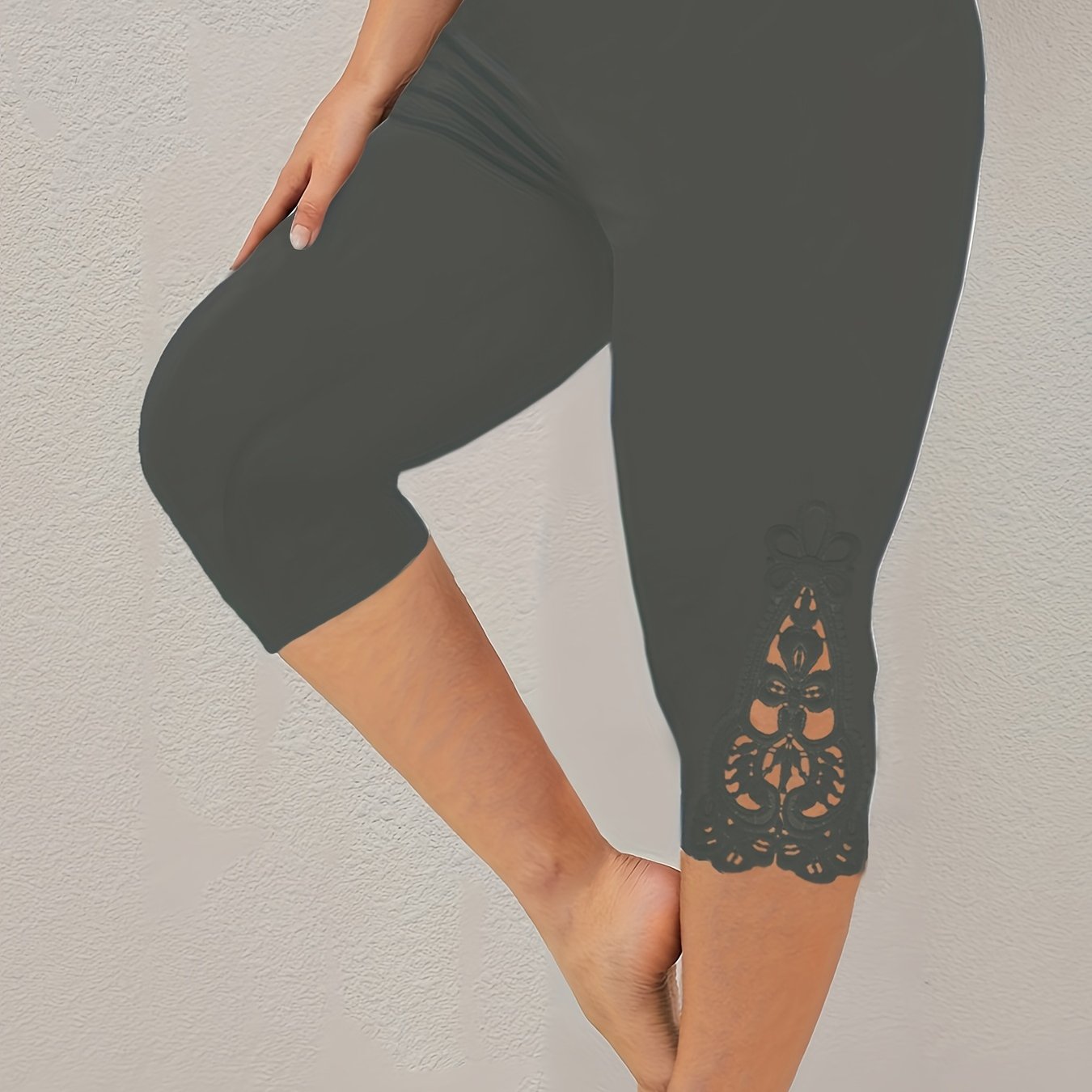 Plus Size Sports Pants, Women's Plus Plain Contrast Lace Medium Stretch Skinny Sports Capri Pants